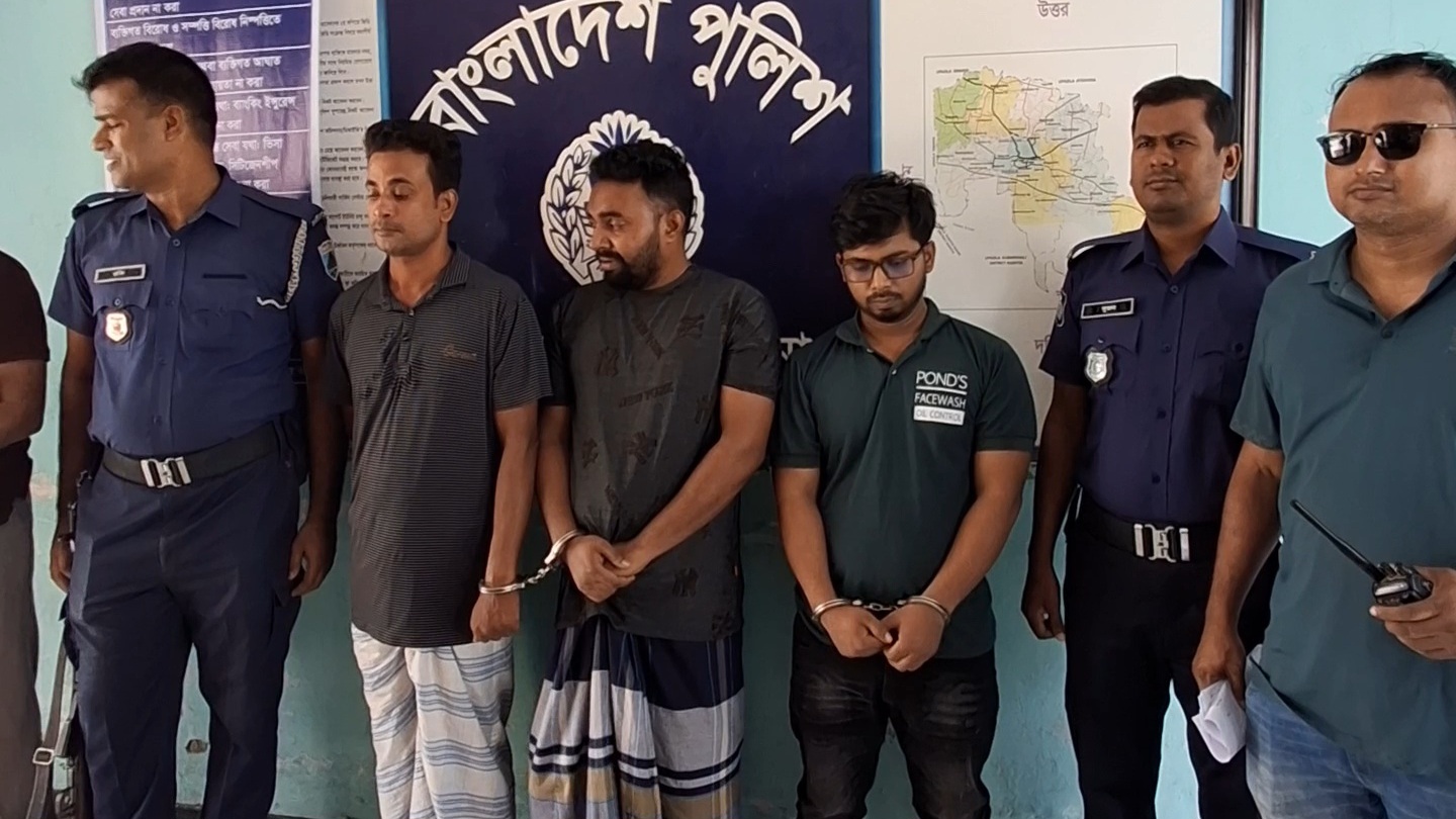 পাবনার সেন্ট্রাল হাসপাতালে নারী রোগীর সাথে যৌন হয়রানির অভিযোগে ০৩ জন আটক